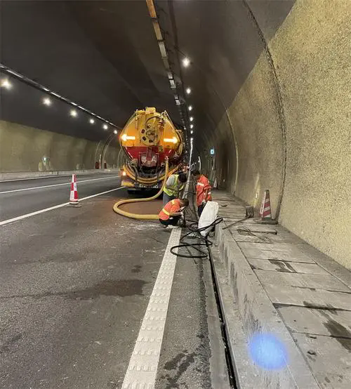 海东隧道排水渠清淤